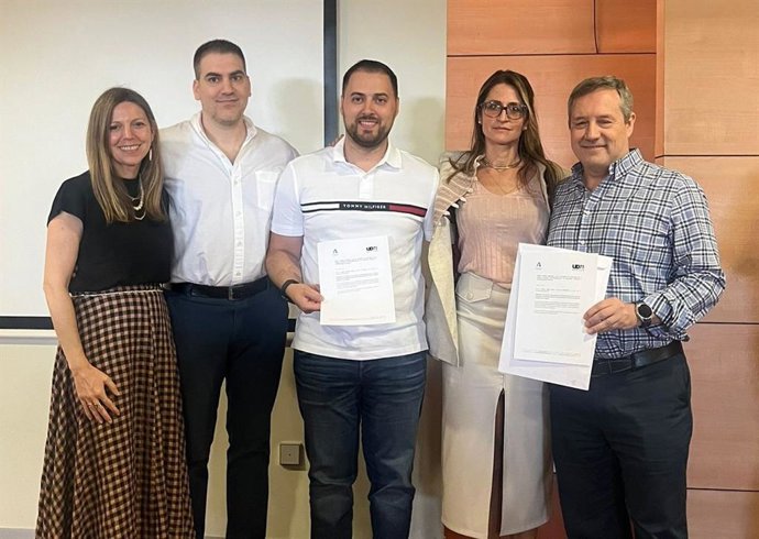 De izquierda a derecha, la galardonada con Excelencia Tutor Ana María Mateos; los residentes premiados José Manuel Jiménez y Daniel Benítez; Carmen Sánchez y el tutor José Carlos Ruiz