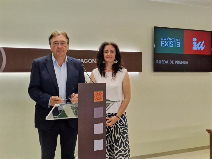 Los portavoces parlamentarios de Aragón-Teruel Existe, Tomás Guitarte, e IU, Marta Abengochea.