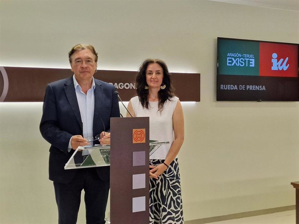 Los portavoces parlamentarios de Aragón-Teruel Existe, Tomás Guitarte, e IU, Marta Abengochea.
