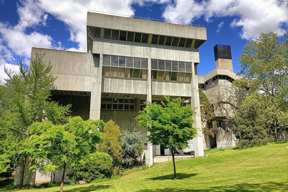 Archivo - Exterior de la Facultad de Ciencias de la Información de la Universidad Complutense durante la celebración del 30 aniversario de la película 'Tesis'