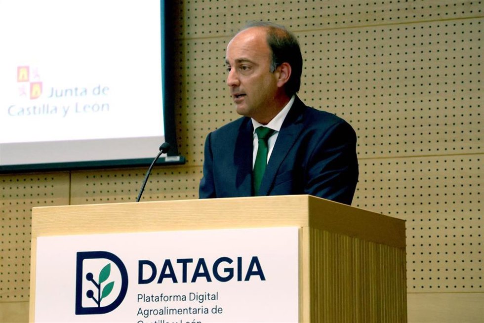 El consejero de Agricultura, Ganadería, Medio Rural y Política Ambiental, Joaquín Antonio Pino, presenta la plataforma digital agroalimentaria de Castilla y León 'Datagia'