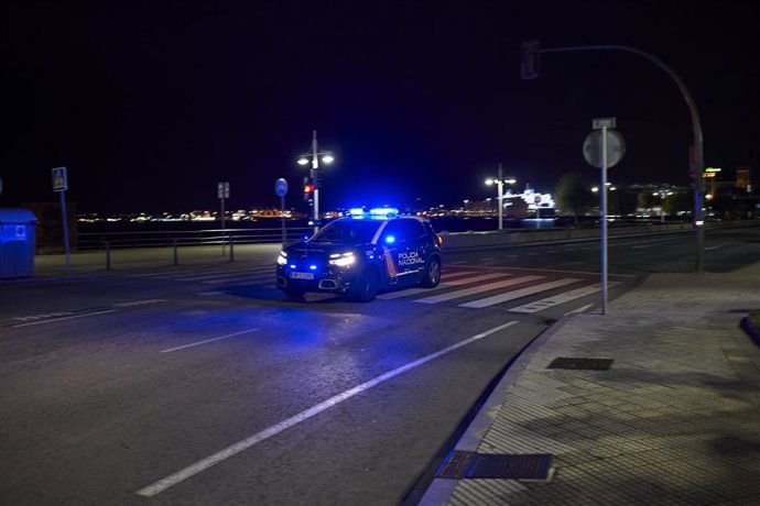 Archivo - Un coche de Policía Nacional circula por el centro de Santander de madrugada