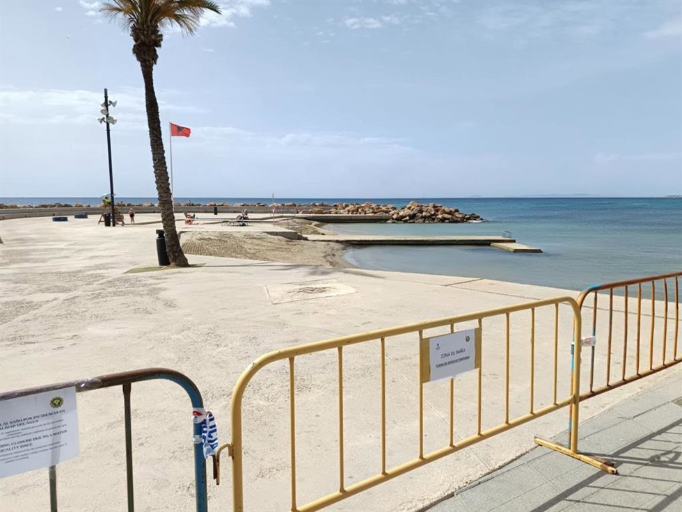 Torrevieja cierra una zona de baño de las piscinas naturales de Juan Aparicio por valores anómalos en el agua
