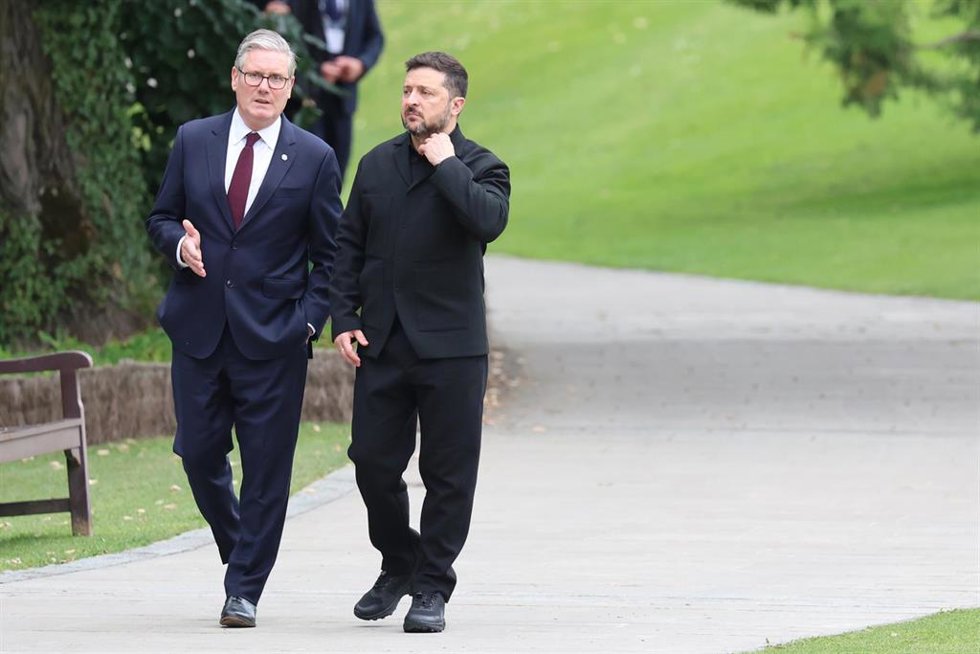 El primer ministro británico, Keir Starmer, junto al presidente de Ucrania, Volodimir Zelenski, en la cumbre del G7 en Évian, Francia. 
