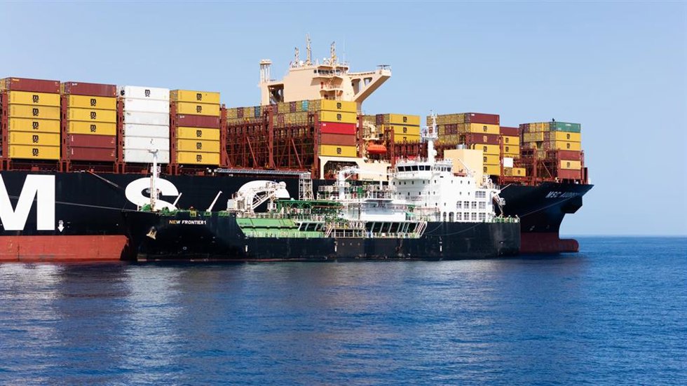 El Puerto de Málaga realiza por primera vez un servicio de suminsitro de GNL en fondeo en la bahía