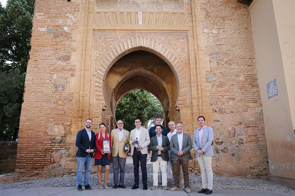 El director del Patronato de la Alhambra y Generalife, Rodrigo Ruiz-Jiménez, y el alcalde de Alcalá la Real, Antonio Marino Aguilera Peñalver, entre otros, durante la presentación de la iniciativa, en la Puerta del Vino junto al Palacio de Carlos V.
