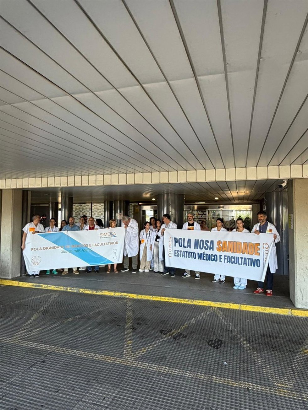 Concentración de facultativos con motivo de la huelga por el Estatuto Marco en el Complexo Hospitalario Universitario de A Coruña (CHUAC)