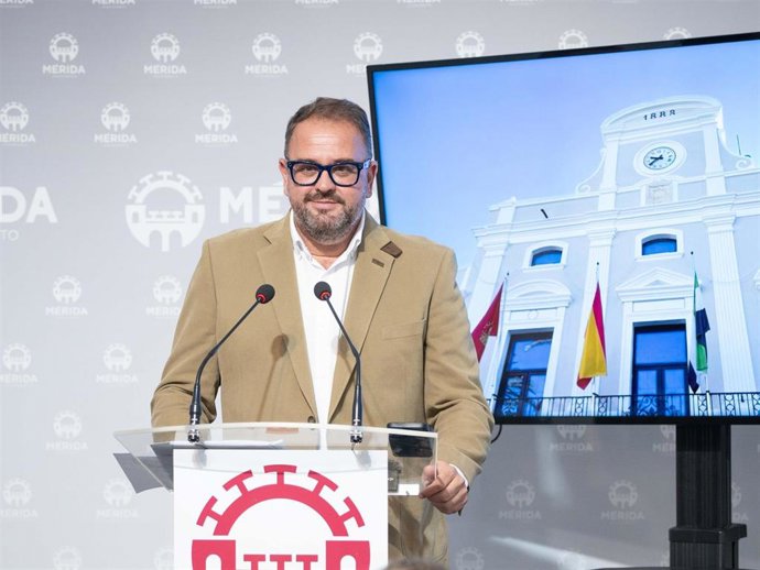 El alcalde de Mérida, Antonio Rodríguez Osuna, presenta en rueda de prensa el destino de los fondos del remanente de 2025.