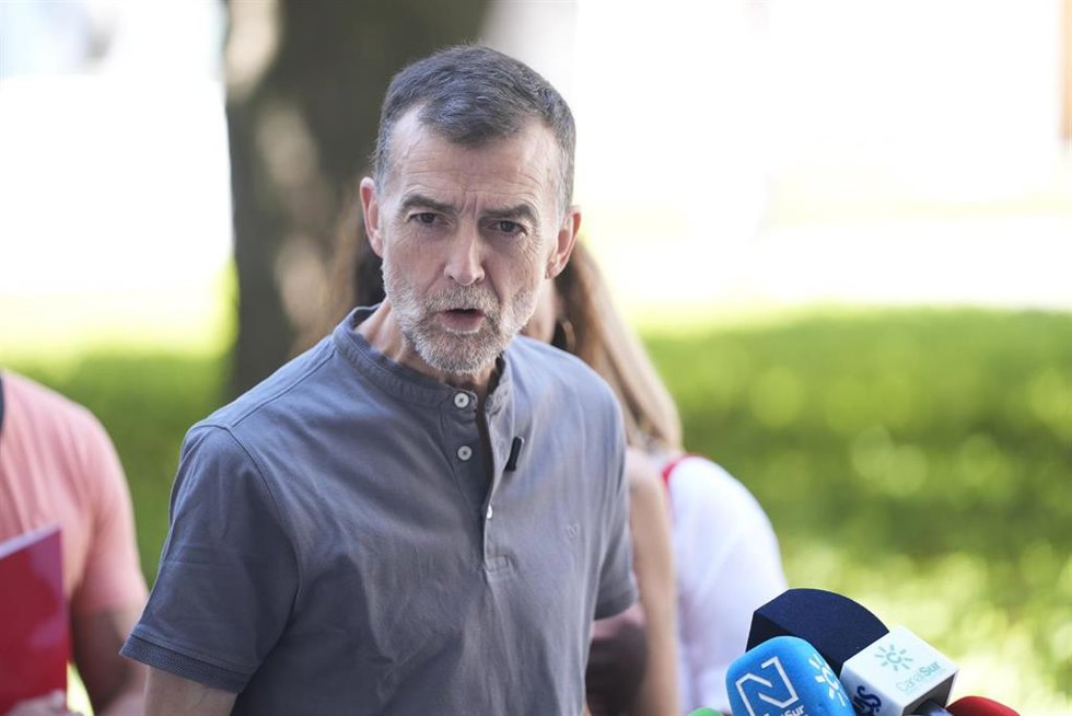 El portavoz de Por Andalucía Antonio Maíllo, durante una rueda de prensa en el Parlamento andaluz.