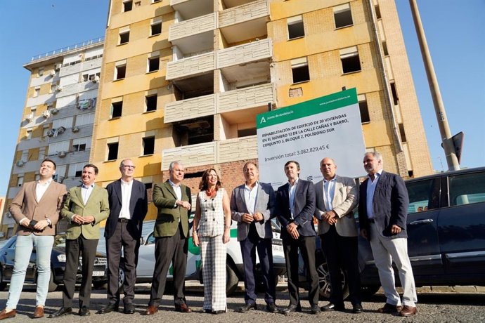 Foto de familia de cargos públicos, con la consejera de Fomento en funciones y el alcalde en el centro, tras la visita a Martínez Montañés por la rehabilitación integral de un inmueble para viviendas sociales