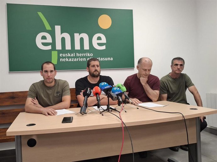 Rueda de prensa de ganaderos del Pirineo navarro para mostrar su preocupación por la presencia de osos en la zona.