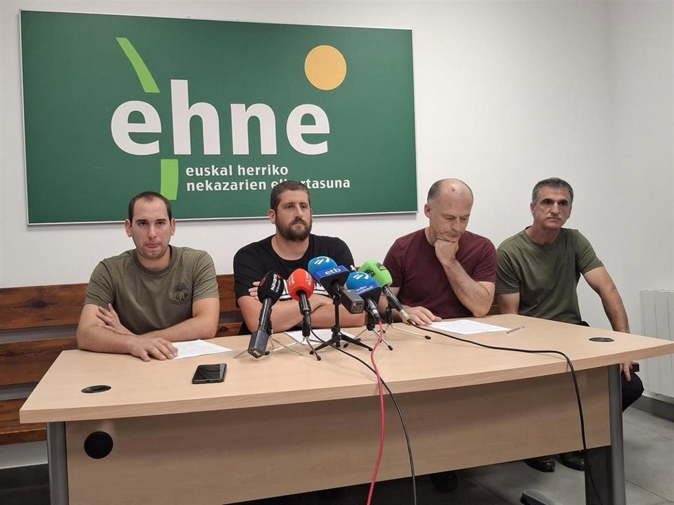 Rueda de prensa de ganaderos del Pirineo navarro para mostrar su preocupación por la presencia de osos en la zona.