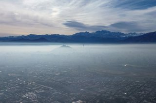 Santiago, 15 de junio de 2026.  Imágenes aéreas de Santiago durante la Preemergencia Ambiental declarada para hoy lunes 15 de Junio debido a las malas condiciones de ventilacion y los grandes incendios que han afectado a la ciudad  Diego Martin/Aton Chile