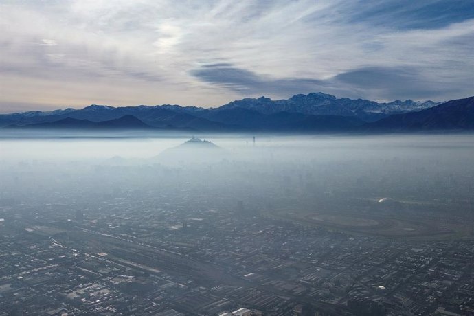 Santiago, 15 de junio de 2026.  Imágenes aéreas de Santiago durante la Preemergencia Ambiental declarada para hoy lunes 15 de Junio debido a las malas condiciones de ventilacion y los grandes incendios que han afectado a la ciudad  Diego Martin/Aton Chile