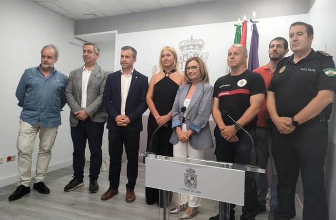 El alcalde de Jaén, Julio Millán (3i), junto a concejales del equipo de gobierno y responsables de equipos de emergencias.