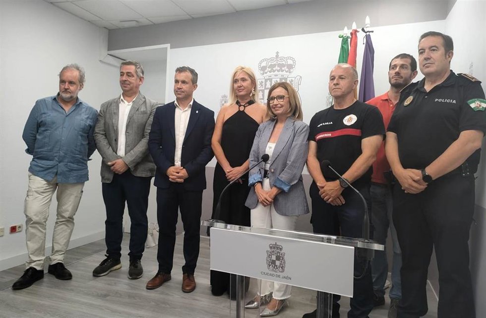 El alcalde de Jaén, Julio Millán (3i), junto a concejales del equipo de gobierno y responsables de equipos de emergencias.
