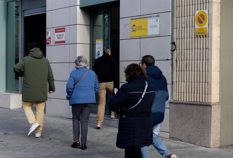 Archivo - Varias personas llegan a una Oficina de Empleo, a 28 de enero de 2025, en Madrid (España). El paro bajó en 265.300 personas en 2024, lo que supone un 9,3% menos que en 2023, mientras el empleo creció en 468.100 puestos de trabajo (+3,8%), cerrán