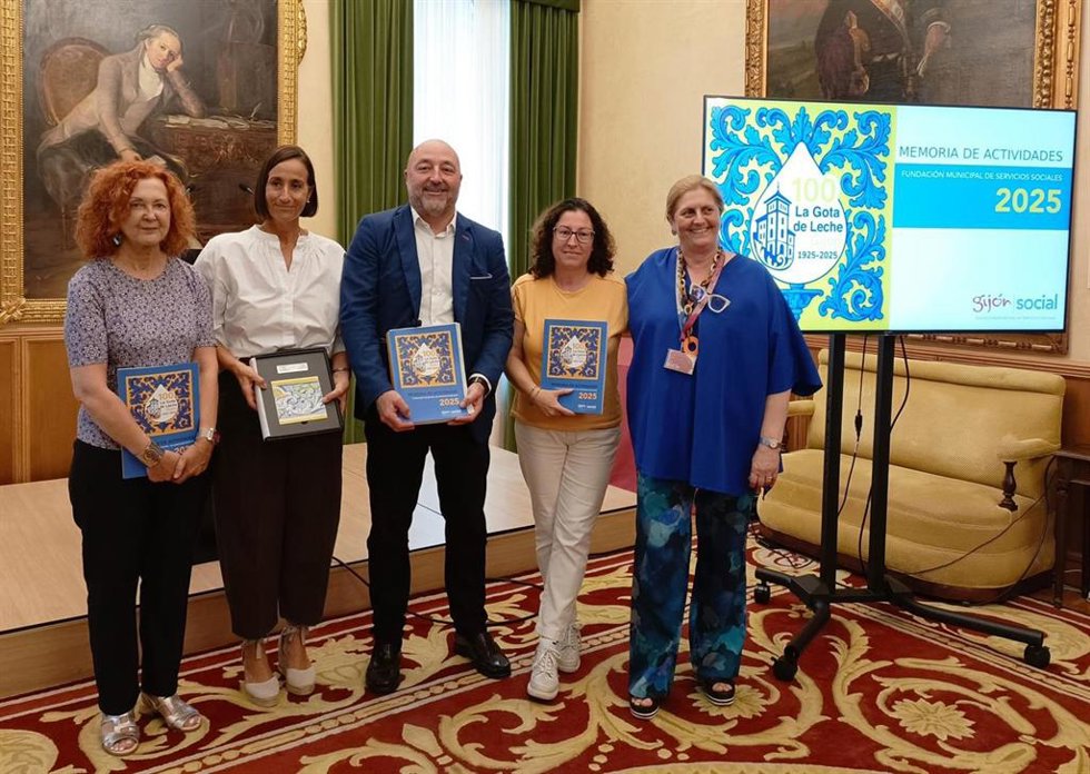 El concejal de Servicios Sociales, Vivienda y Cooperación del Ayuntamiento de Gijón, Guzmán Pendás,  durante la presentación, en el Consistorio gijonés, de la Memoria de la Fundación Municipal de Servicios Sociales (FMSS).