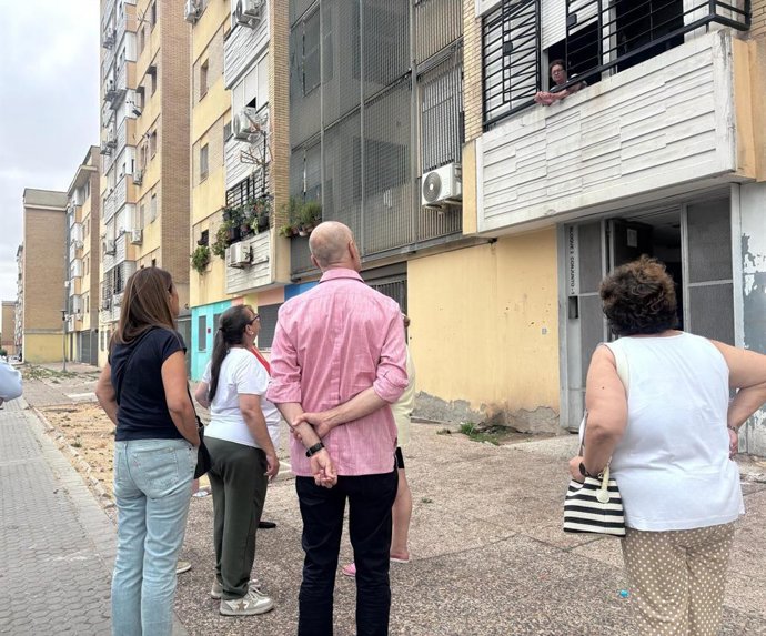 El portavoz del Grupo Municipal Socialista, Antonio Muñoz, junto a vecinas de la Barriada Martínez Montañés del Polígono Sur