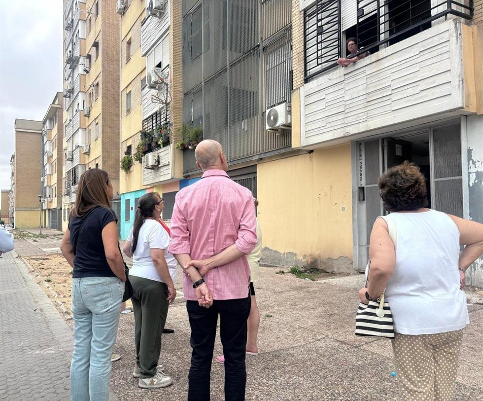 El portavoz del Grupo Municipal Socialista, Antonio Muñoz, junto a vecinas de la Barriada Martínez Montañés del Polígono Sur