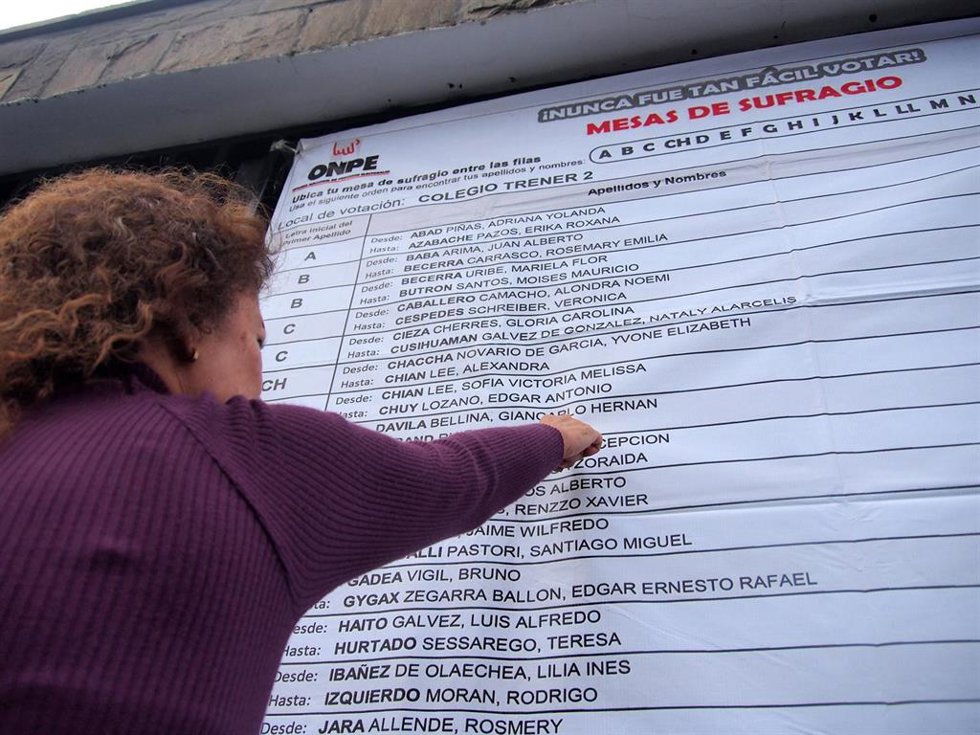 Una mujer en un centro de votación en Lima, durante las últimas elecciones de Perú.