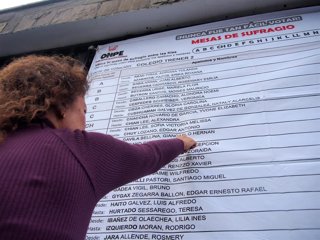 Una mujer en un centro de votación en Lima, durante las últimas elecciones de Perú.