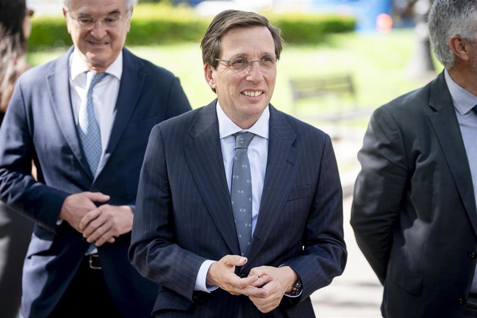 El alcalde de Madrid, José Luis Martínez-Almeida, durante el acto oficial de inauguración de la muestra al aire libre instalada en el paseo de Recoletos, a 25 de mayo de 2026, en Madrid (España).