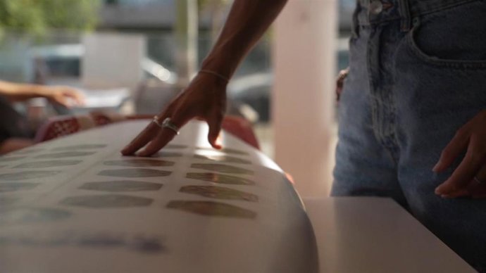 Tabla de surf elaborada con colillas de playa con el proyecto 'Surfing with me'