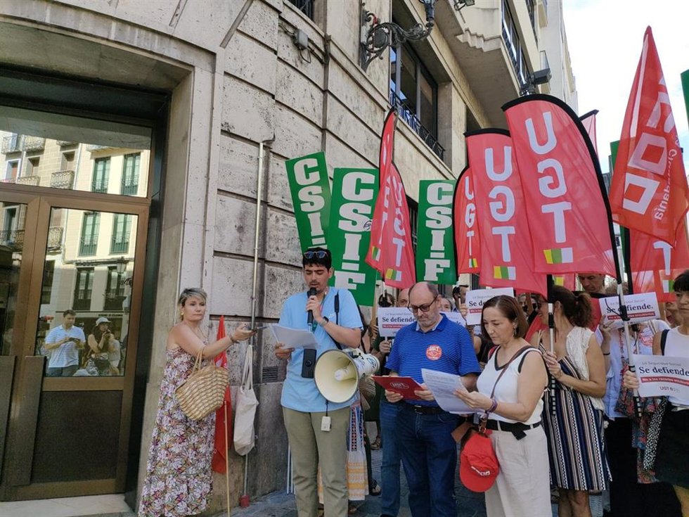 UGT, CCOO y CSIF se concentran en Logroño para reclamar el cumplimiento de los acuerdos en la Seguridad Social