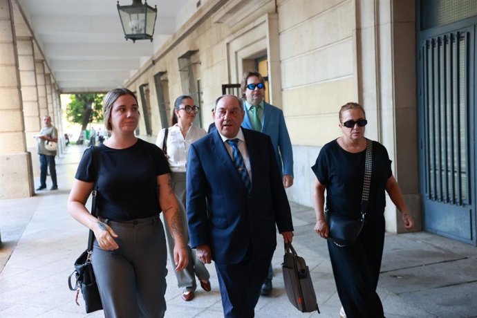 La madre de la bebé quemada en Sevilla, Andrea Burdalo, y el letrado responsable de la acusación particular, Agustín Santana, a su llegada a los juzgados en Sevilla