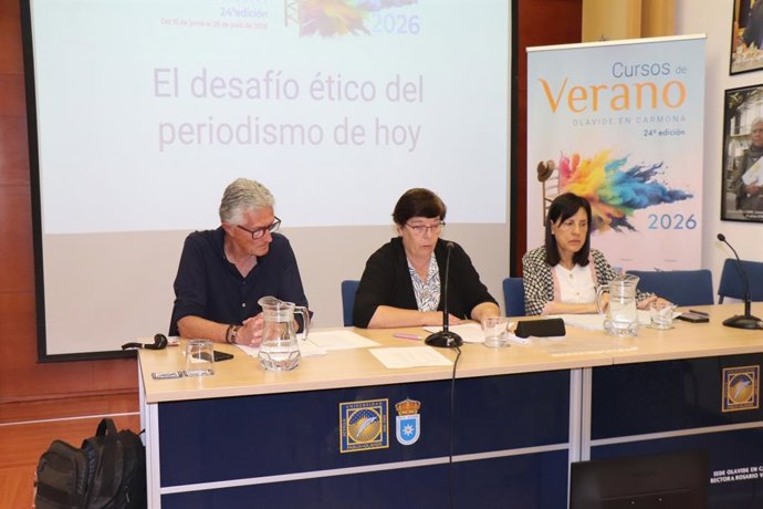 Rafael Rodríguez, presidente de la Asociación de la Prensa de Sevilla; Carmen del Riego, presidenta de la Federación de Asociaciones de Periodistas de España y Anabel Díez, presidenta de la Asociación de los Periodistas Parlamentarios