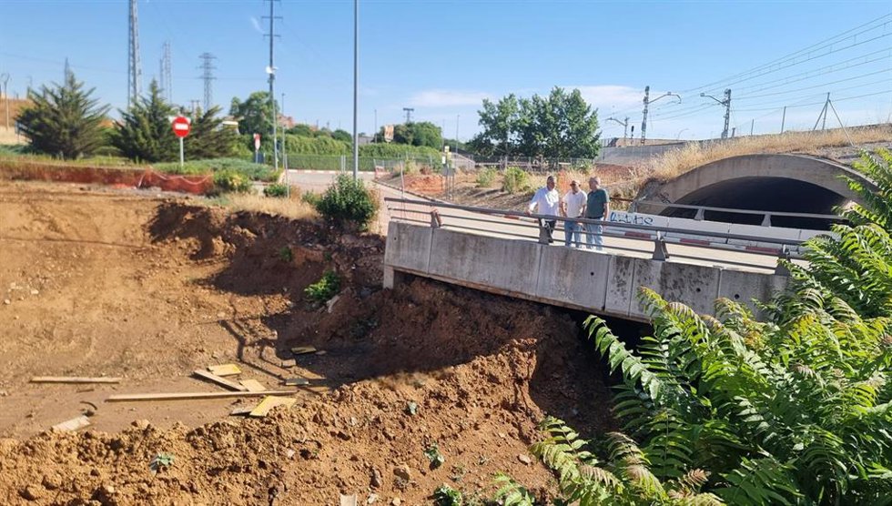 El alcalde de Valdepeñas, Jesús Martín, visitando las obras de eliminación del último punto negro del Plan de Tormentas en la zona sur del municipio.