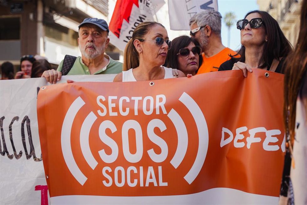El Tercer Sector se concentra ante Les Corts para exigir mejoras y lanza un 'SOS social': "Si se pone en riesgo perdemos todos"