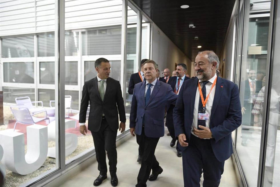 El presidente de Castilla-La Mancha, Emiliano García-Page (c), durante la inauguración del nuevo Airbus Digital Campus, a 17 de junio de 2026, en Albacete, Castilla-La Mancha (España). Airbus inaugura su nuevo Digital Campus, un centro dedicado a la forma