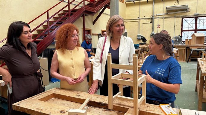 La directora general del SEF, Pilar Valero, y la concejal de Empleo del ayuntamiento de Murcia, Mercedes Bernabé, conversan con una de las participantes en el programa de formación laboral del SEF