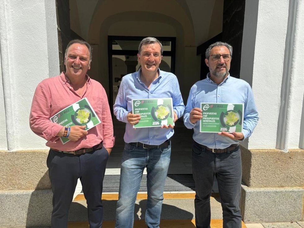 Miembros de CSIF Extremadura con el documento con propuestas para los PGEx de 2026