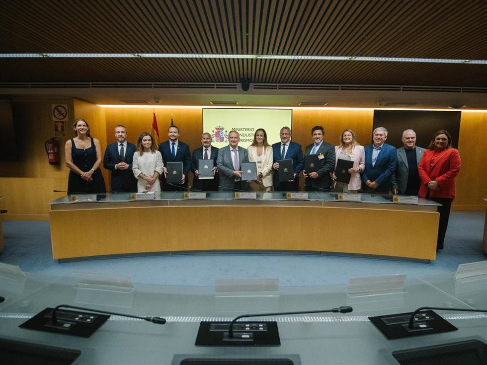 España y el Reino Unido se unen para digitalizar la gestión de destinos y controlar los flujos turísticos