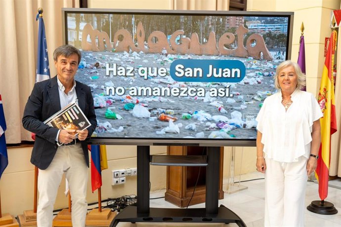 La concejala delegada de Servicios Operativos, Fiestas y Playas, Teresa Porras, junto con el edil delegado de Seguridad, Avelino Barrionuevo, presentan la programación prevista por el Área de Fiestas para la velada de San Juan en la ciudad de Málaga.
