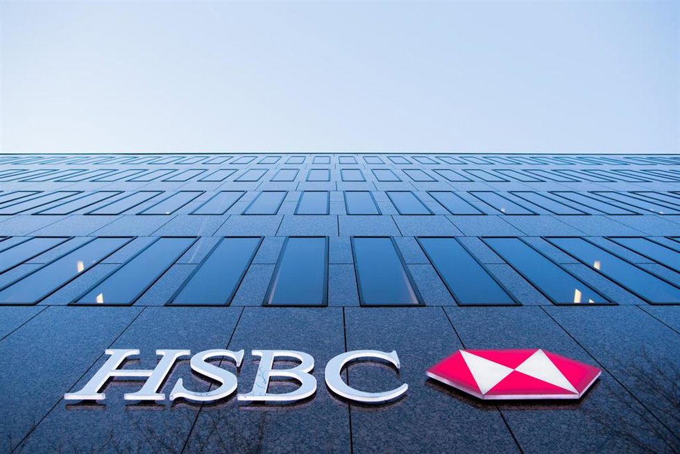 Archivo - Logo de HSBC en uno de sus edificios en Alemania.