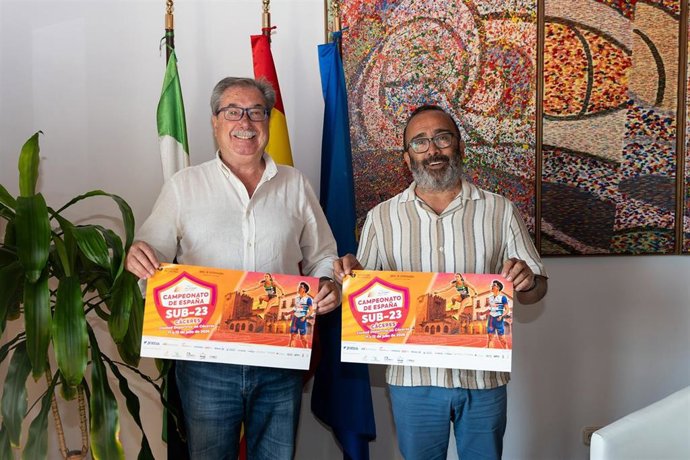 El presidente de la Diputación Provincial de Cáceres, Miguel Ángel Morales, y el presidente de la Federación Extremeña de Atletismo, José Ignacio Fernández