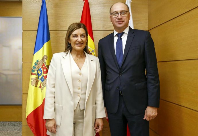 La presidenta de Cantabria, María José Sáenz de Buruaga, recibe al embajador de Moldavia, Eugeniu Revenco