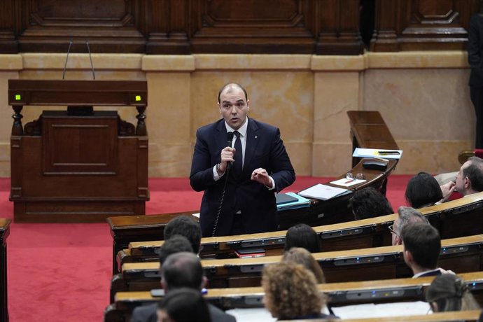 Archivo - El conseller de la Presidencia, Albert Dalmau, interviene durante una sesión de control al Govern, en el Parlament de Catalunya. Foto de archivo