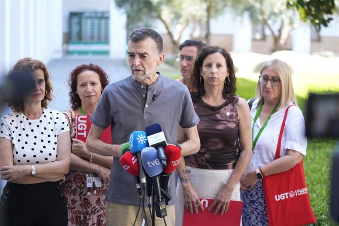 El portavoz del gurpo parlamentario Por Andalucía, Antonio Maíllo, junto a los representantes de UGT del sector de Contact Center.
