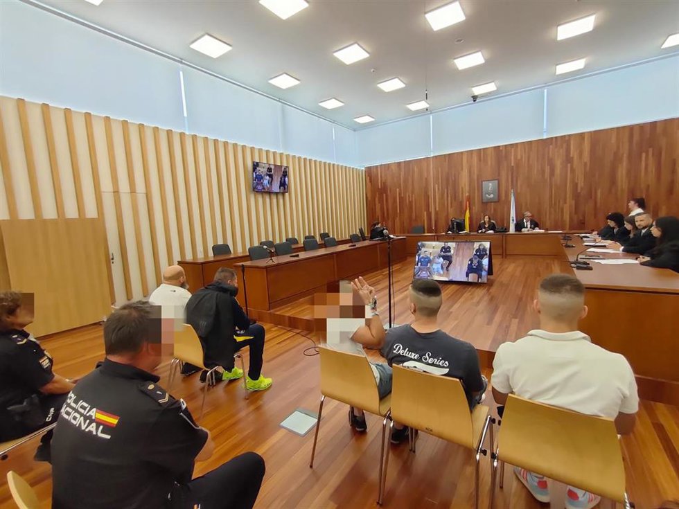 Juicio a los cinco acusados por asaltar a un nonagenario en su casa de Vigo, al que dieron una paliza para robarle dinero, en julio de 2025.