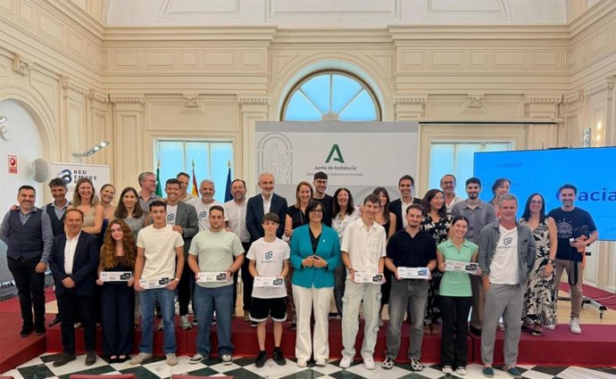 La Junta acerca la cultura emprendedora en Granada a un centenar de estudiantes de FP y universitarios