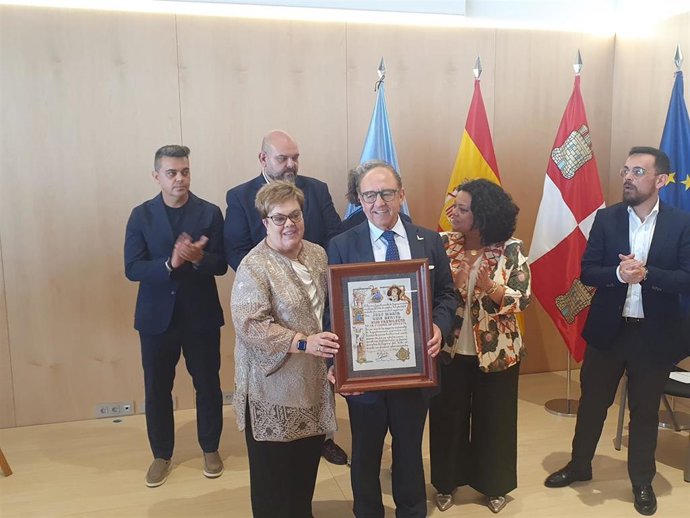 José María Ruiz, con el título de Hijo Predilecto de Segovia, junto a su familia.
