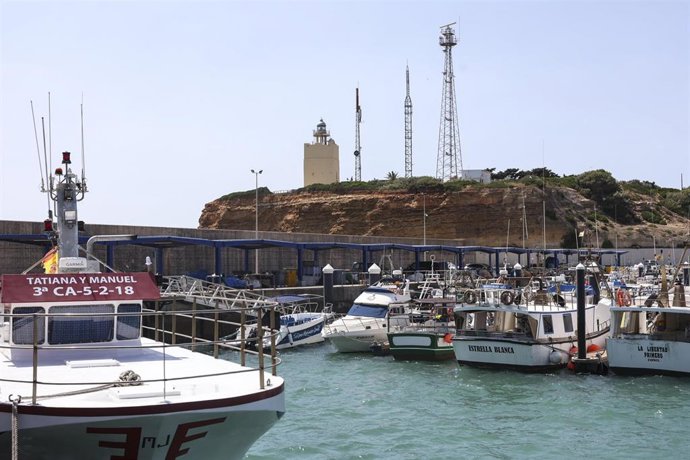 Archivo - El consejero de Agricultura, Agua y Desarrollo Rural Economía Azul de la Junta de Andalucía, Ramón Fernández-Pacheco, durante la visita el puerto pesquero de Conil de la Frontera, a 3 de julio de 2025 en Cádiz (Andalucía, España). 