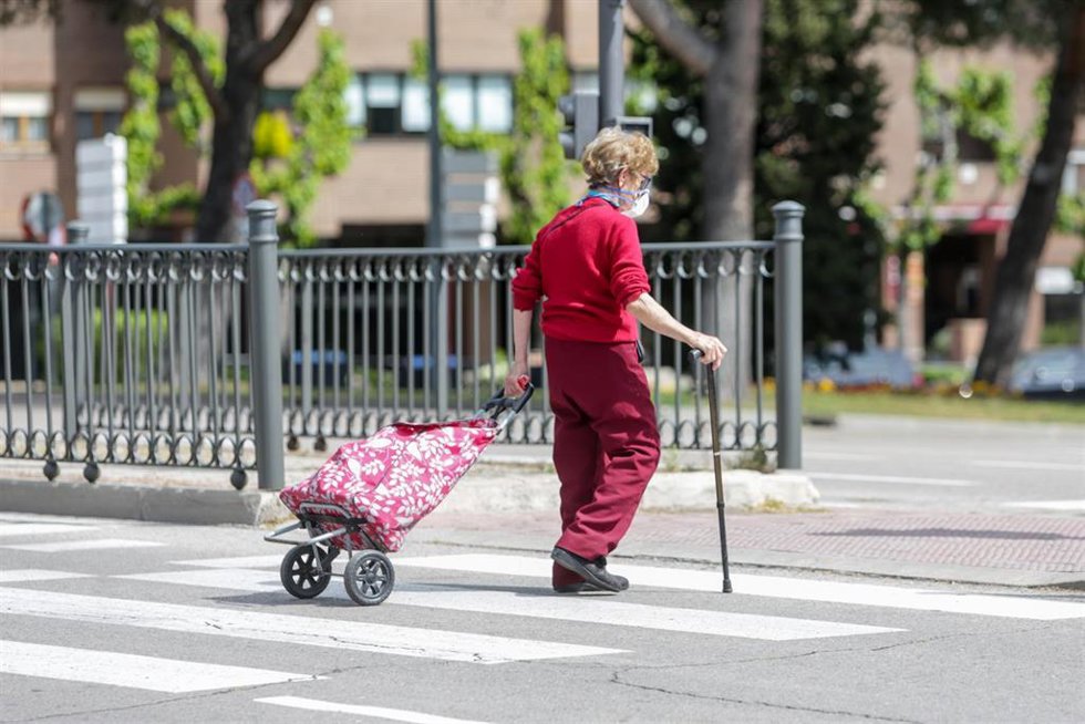 Archivo - Una anciana con el carrito de la compra en el primer día en que los españoles pueden salir de casa a pasear y hacer ejercicio al aire libre, pero solo en determinadas franjas horarias, divididos por edades, en el mismo municipio de residencia y 