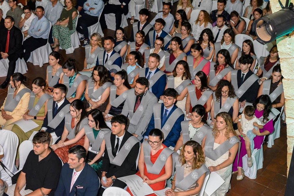 Más de 40 alumnos de la primera promoción de Enfermería del Cesag y Quirónsalud se gradúan.