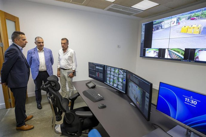El consejero de Medio Ambiente, Roberto Media, inaugura la nueva sala de control de MARE, que mejorará la calidad de la gestión y la modernización de la red de puntos limpios